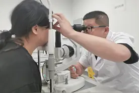 跨越千里“光明行”！1400度近视女子视网膜脱落，公益助力挽救光明“视”界图片