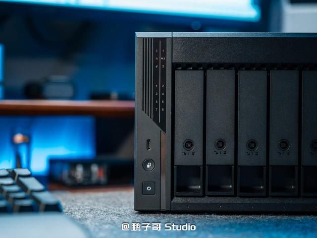 威联通新品NAS Qu805开箱：家用级定价、企业级性能,真香!