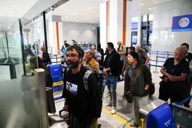 免签政策放宽后的入境游：英国游客在张家界被“美哭” 有人辞去银行工作当英文导游图片