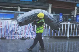 农民工扛水泥上五楼，户主哭穷工友的一顿“骚操作”让户主愣住。图片