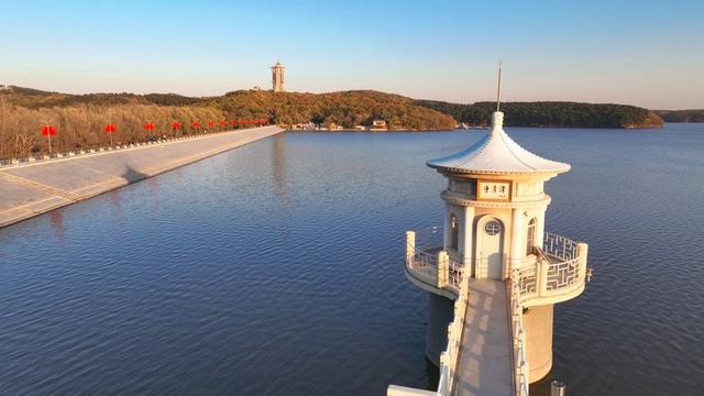 长春的秋天，有一幅油画叫做“净月潭”