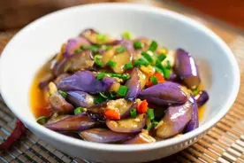 炒茄子，有人过油，有人直接炒！厨师长：都不对，教你最正确做法图片