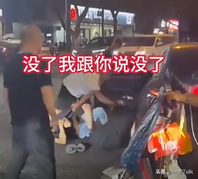 杭州男子暴打情夫后续！猛踹私处，妻子跪地求饶，猛料被扒是惯犯
