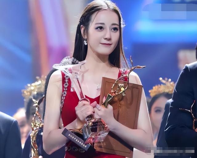 狐狸尾巴藏不住？辛芷蕾、郝蕾深夜"开撕"，圈中内幕被扯干净了