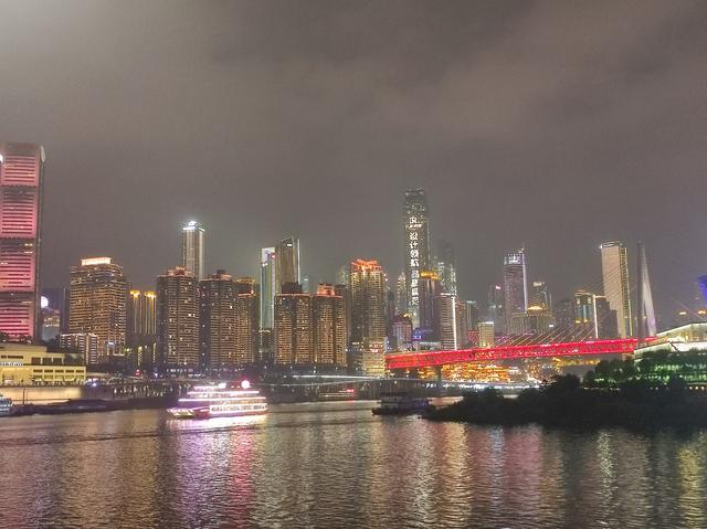 重庆这座城市，把我的腿走细了，把我的胃撑大了