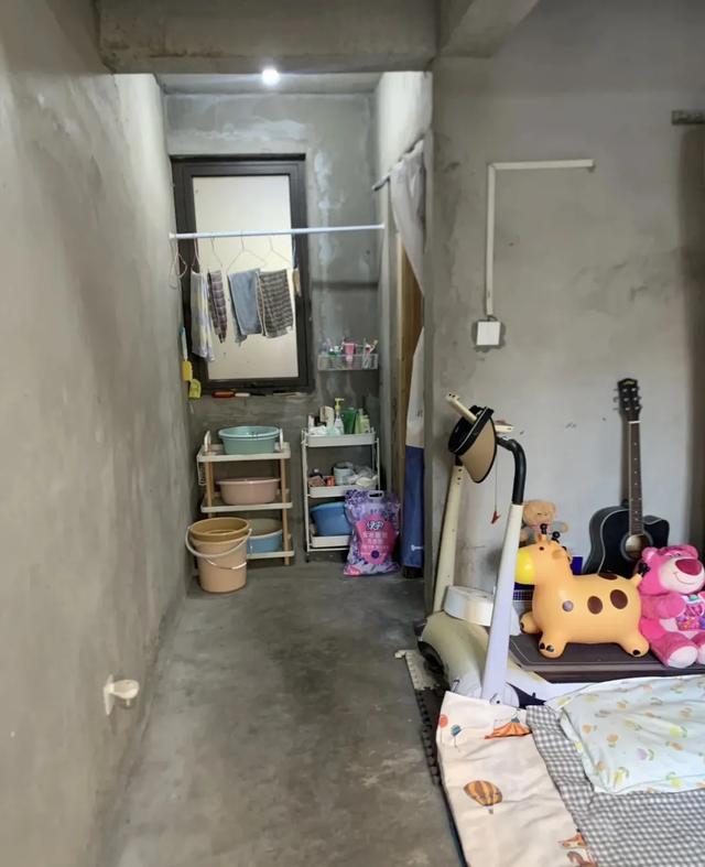 四川一姑娘，因直接入住毛坯房走红，花费仅1万，那叫一个高级