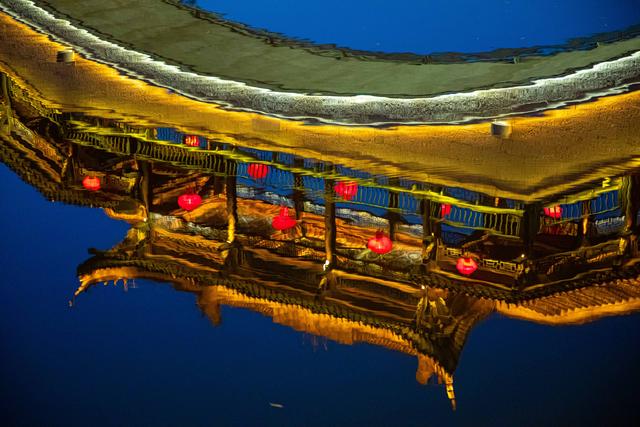 桥影渡星河，古墙浸夜色