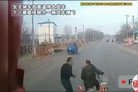 电动车大妈逼停大货车，结果被另外一辆货车撞飞，真的是自寻死路图片