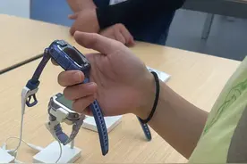 儿童智能手表“已读乱回”频发，大风新闻测试多款人工智能——苹果Siri答案，称人血“味道肯定好极了”图片