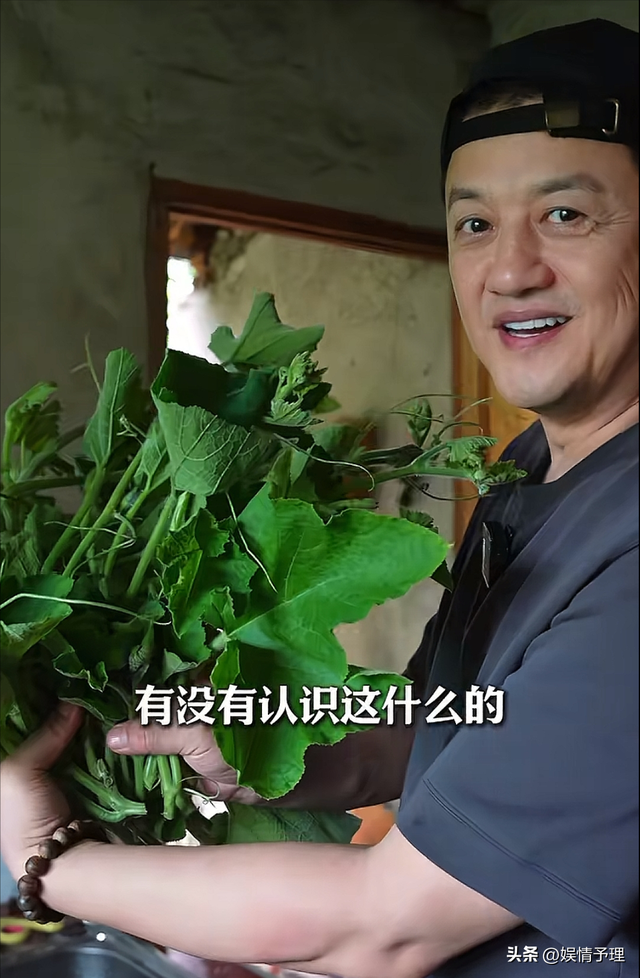 53岁李亚鹏现状：公司狂赚70亿，却住乡下吃野菜，小娇妻不离不弃