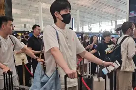 国乒出征美国大满贯！王楚钦潮流打扮引关注，球迷热情相送图片