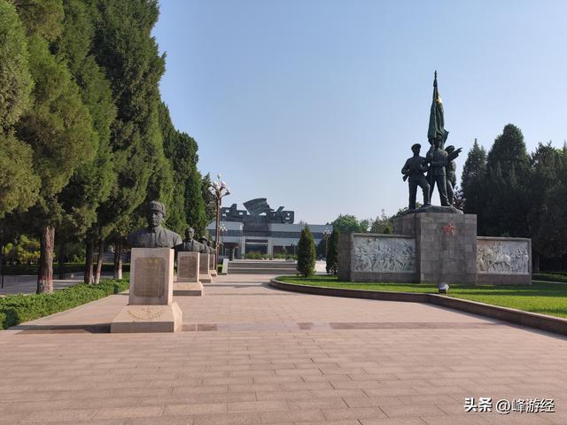 漫步华北军区烈士陵园，在白求恩大夫墓地前驻足良久