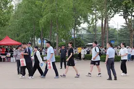 高考今日启幕，考生自信入场，家长、老师花式送考图片