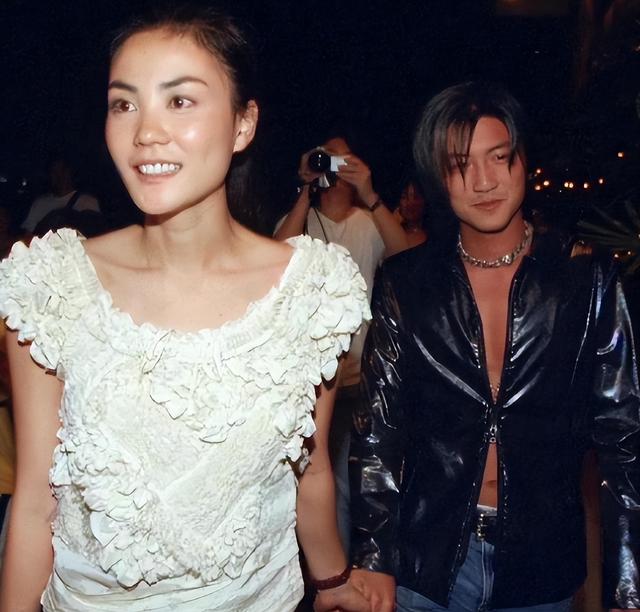 官方发文，高调官宣56岁王菲喜讯，让谢霆锋和整个娱乐圈沉默了