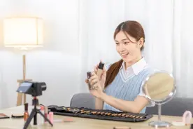 明星为谋利卖假货、玩梗侮辱女性，吃相难看，活该被央视点名批评图片