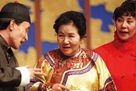 一句台词揭穿潜伏间谍，去世多年的赵丽蓉，仍被观众发文怀念图片