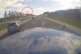 行车记录仪拍下美一小飞机迫降公路惊险画面图片