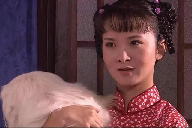 吃里扒外！13年前定居美国，回国捞金遭“驱逐”的她，52岁被笑话