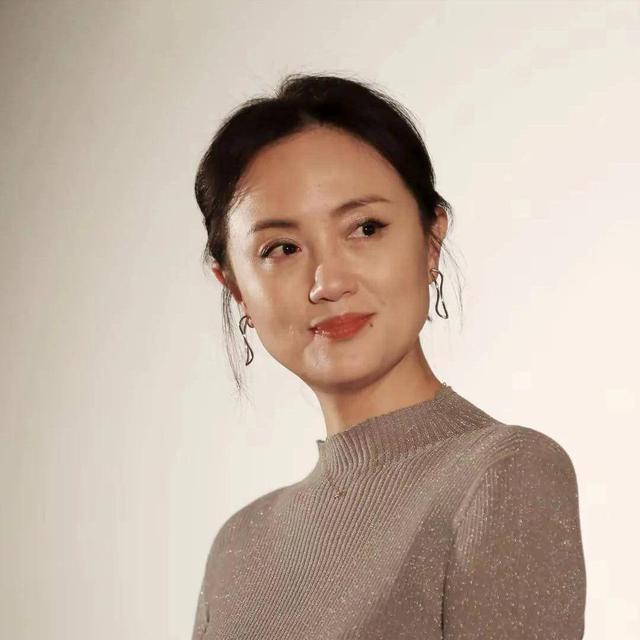 辛柏青近况曝光：妻子离世仅5个月，身边美女相伴，一举动败好感