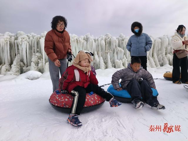 青鹃山国际休闲旅游度假区：冰瀑奇观醉游人 滑雪激情燃冬日