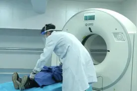 60岁大爷经常打嗝不止，肠镜没查出问题，做了CT才知道真正原因图片