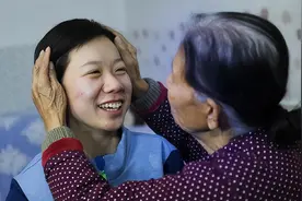 94年山西老太捡回独臂女婴，靠捡破烂抚养25年，女孩考上博士报恩图片