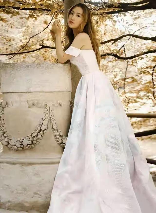 她是央视认证的大歌唱家，嫁大30岁二婚老头，如今周游世界很幸福