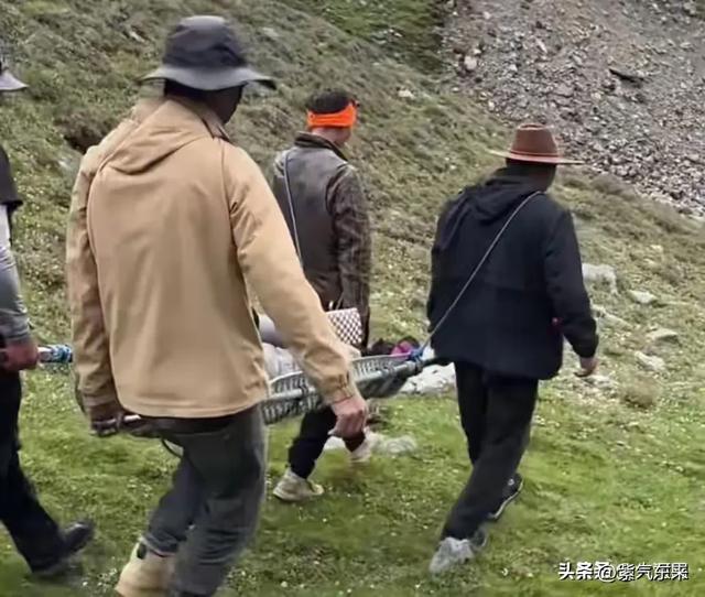 一名女驴友在登山途中被落石击中