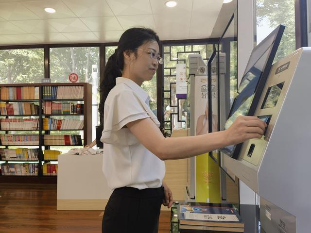 00后躺平饿不死？背后藏着国家砸万亿的 “隐形福利”！