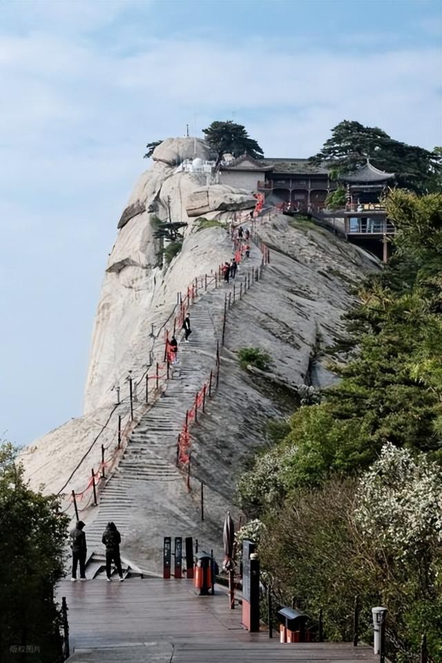 此生必爬的十大名山：从人间仙境到极限挑战，你敢来征服吗？