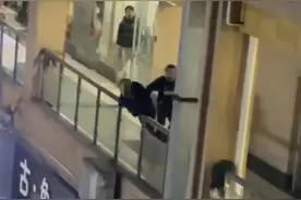 重庆一男子在女厕所偷拍被发现后翻越护栏坠楼，律师：他将面临治安处罚图片