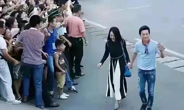 51岁的何炅，牵手54岁的杨钰莹，年过半百的俩人，画面温馨！