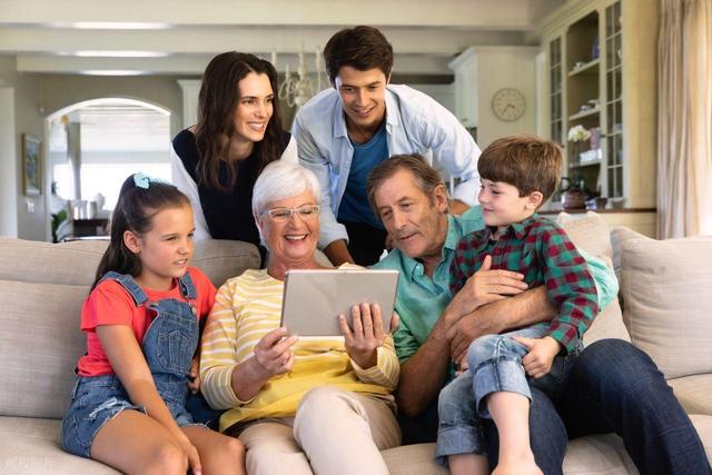 手机立大功！医生发现：经常玩手机的老年人，或会有这8大好处