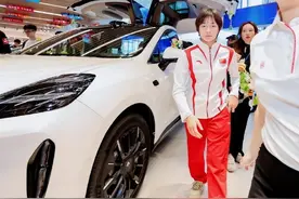 排面!全红婵凌晨回北京出席75周年招待会,手持邀请函跟樊振东进场图片