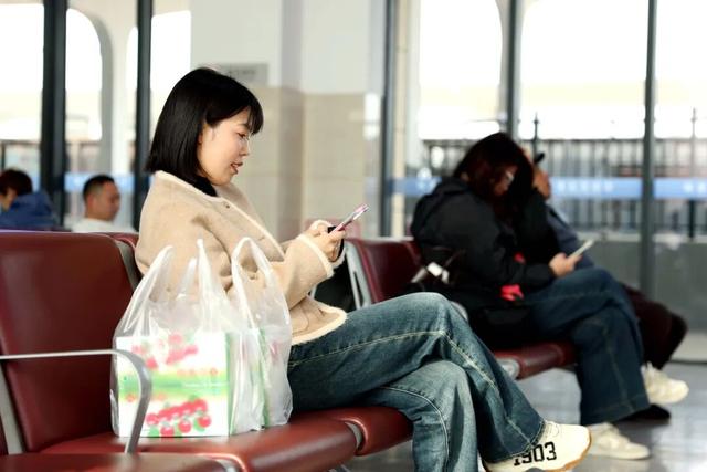 人人拎几箱坐火车！网友：错过等一年！