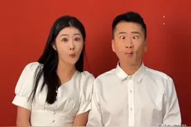 40岁演员李嘉明与22岁女友官宣结婚，女方长相甜美！两人好羞涩图片