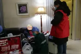 居民突发心脏病 网格员紧急送医图片