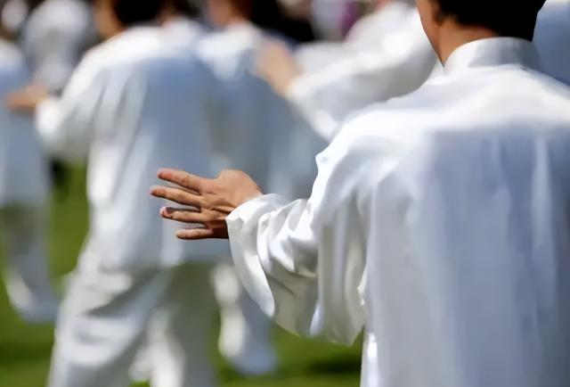 练拳总耸肩夹肘？4步做到真沉肩坠肘，劲不卡脖子。
