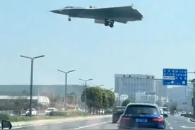 歼-36试飞震撼全球，外媒瞠目结舌，六代机竞赛美国再添焦虑图片