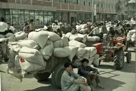 1949-2006年交过公粮的农民，现在能领多少养老金？答案来了图片