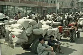 1949-2006年交过公粮的农民，现在能领多少养老金？答案来了图片