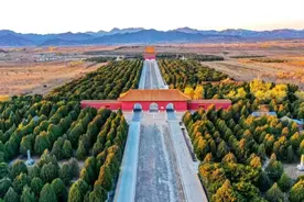 高速收费员化身“专业导游”，带你畅游遵化清东陵图片