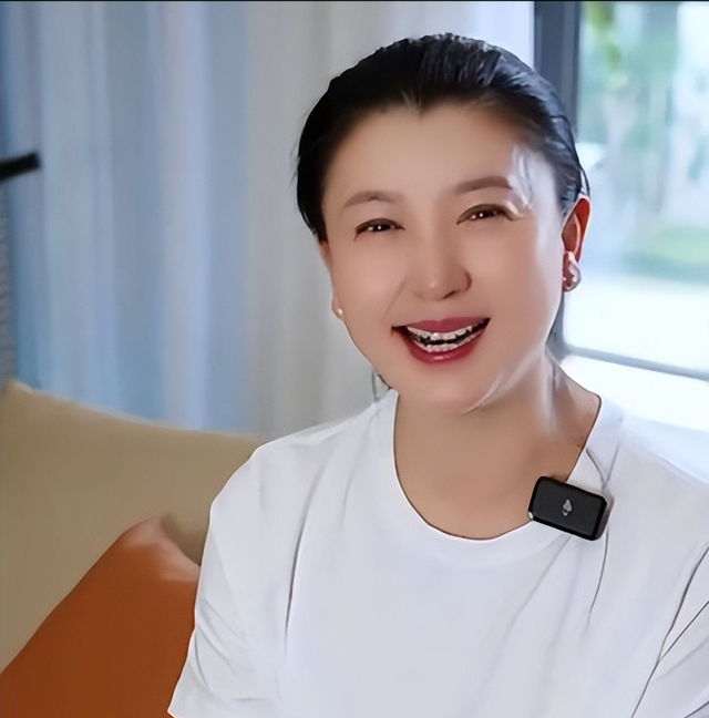 53岁晚节不保？踩着赵本山上位的闫学晶	，终是为荒唐行径买了单