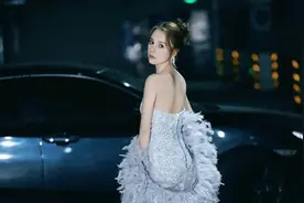 辣眼！千惠裸体迎客照曝光，大25岁老公帮捂胸，引热议，本人回应图片