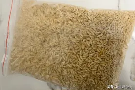 把大米放入锅中炒一炒，脾胃虚的人，连续喝一周！大便成形了图片