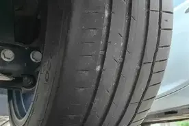 千万别被4S店忽悠！换轮胎的暴利套路，坑的就是死磕原厂的小白！图片