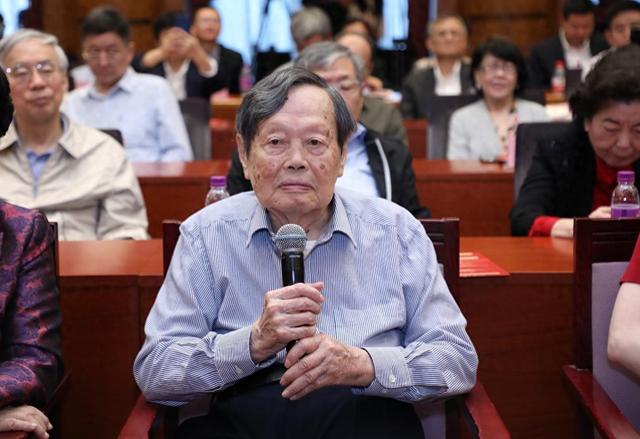 杨振宁追悼会确定，离世前状态曝光，摔跤酿大祸，翁帆或早有察觉