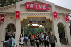 以前开盲盒，现在开乐园，泡泡玛特把IP的钱赚明白了图片