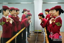 津兴城际铁路开通在即 乘务员进行岗前培训图片