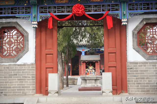 腊梅把庙堂镀成 “流动金” ！暗香浮动的王母池承包一整个冬日浪漫~